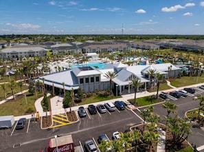 Un hôtel doté d’une piscine, d’un parking et entouré de verdure.