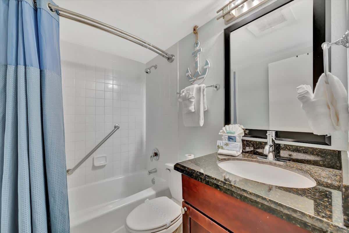 Un baño con bañera, inodoro y lavabo.