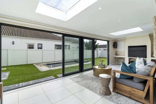 Spacious Sunningdale Retreat With Poolside Charm