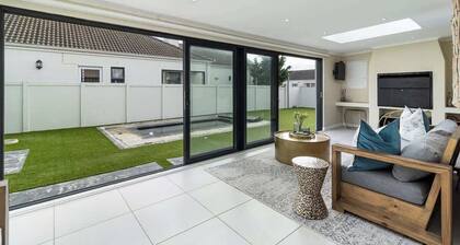 Spacious Sunningdale Retreat With Poolside Charm