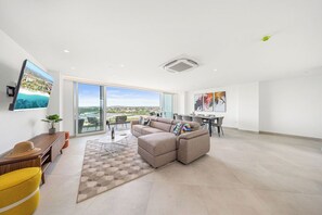 Smart TV - A360.E51 - Luxury 3BR Condo Steps to Eagle Beach (Noord)