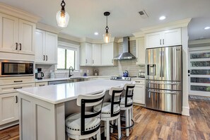 Kjøleskap, mikrobølgeovn, kokeplater og oppvaskmaskin