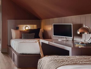 5 chambres, bureau, fer et planche à repasser, lit de bébé portatif