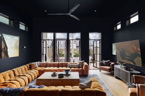 Una televisión, libros, una oficina, una pantalla de ordenador