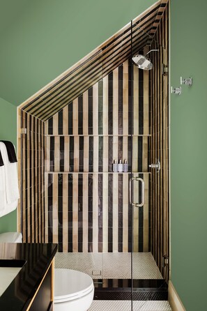 Shower, hair dryer, towels, shampoo