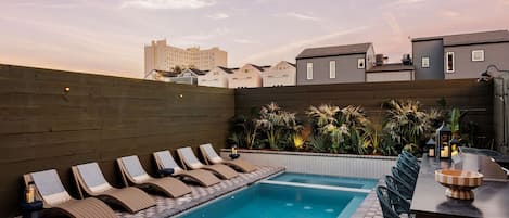 Alberca al aire libre y alberca climatizada