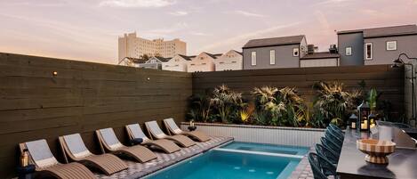 Alberca al aire libre y alberca climatizada