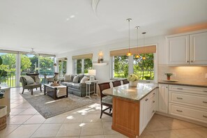 Fernseher, DVD-Player, Arbeitsbereiche