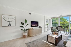 Fernseher, DVD-Player, Arbeitsbereiche