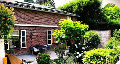 Beautiful farmstyle questhouse 15 min. walking distance to Maastricht citycenter