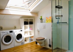 Douche, sèche-cheveux, serviettes fournies, papier toilette