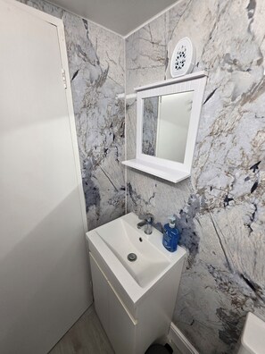 Serviettes fournies, papier de toilette