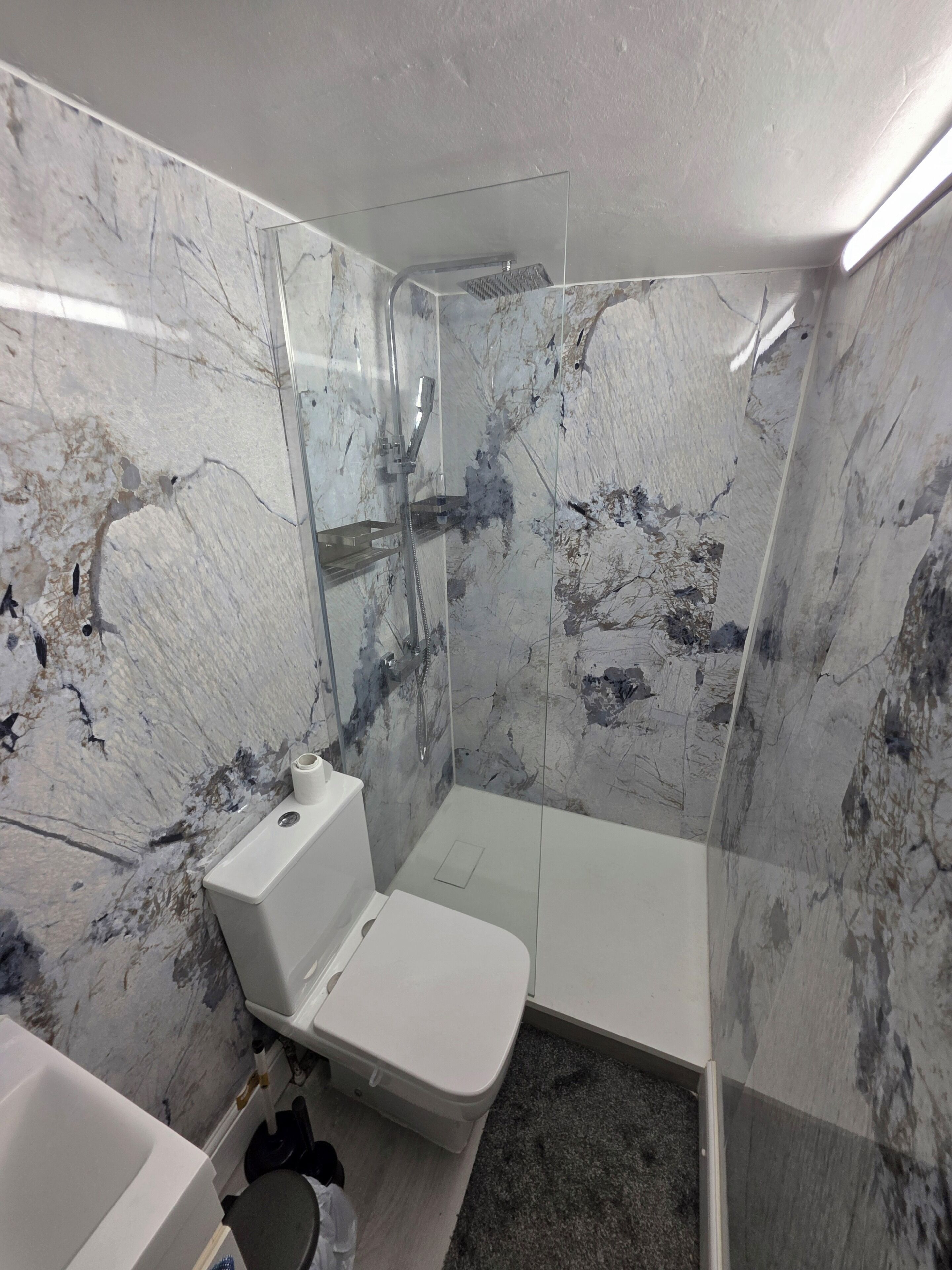 Serviettes fournies, papier toilette