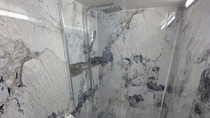 Un baño con ducha, inodoro y lavamanos.