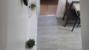 Una escalera conduce a un dormitorio con una cama, un escritorio y una silla.