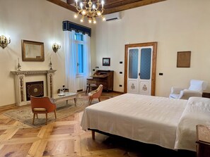 Suite – deluxe, privat bad, hageutsikt | Italienske Frette-laken, sengetøy av topp kvalitet og dundyner