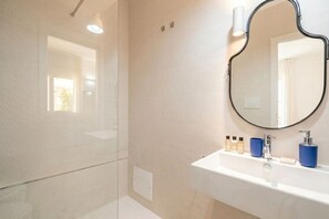 Dusche, Bidet, Handtücher, Shampoo