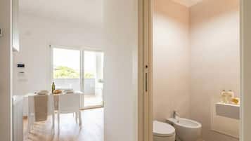 Doccia, bidet, asciugamani, shampoo