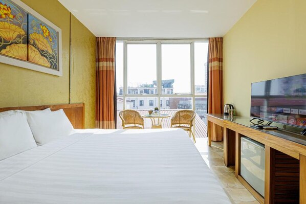 Premium bedding, minibar, desk, free WiFi