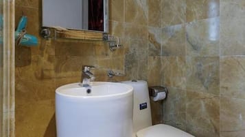 Douche, articles de toilette gratuits, sĂšche-cheveux