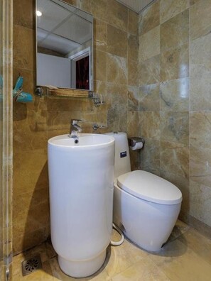 Een douche, gratis toiletartikelen, een haardroger, handdoeken