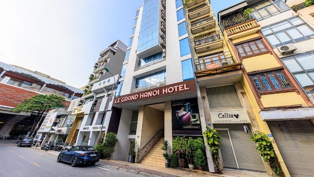 Ein Hotel mit moderner Fassade, einer sichtbaren Treppe und einem Laden namens 'Cellia'.