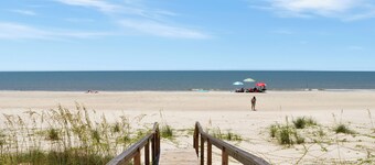 🌴Breezeway🌴 Beachfront w/ Private Boardwalk | Pet-Friendly | Private Pool