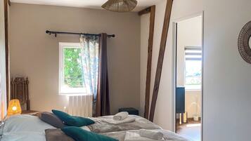 6 bedrooms, iron/ironing board, WiFi, bed sheets