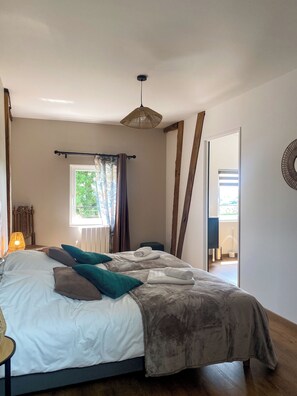 6 bedrooms, iron/ironing board, WiFi, bed sheets