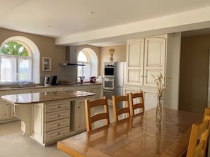Fridge, microwave, oven, stovetop - Country house for 15 people in the heart of the Pays de Bray, a haven of peace. (Saumont-la-Poterie)
