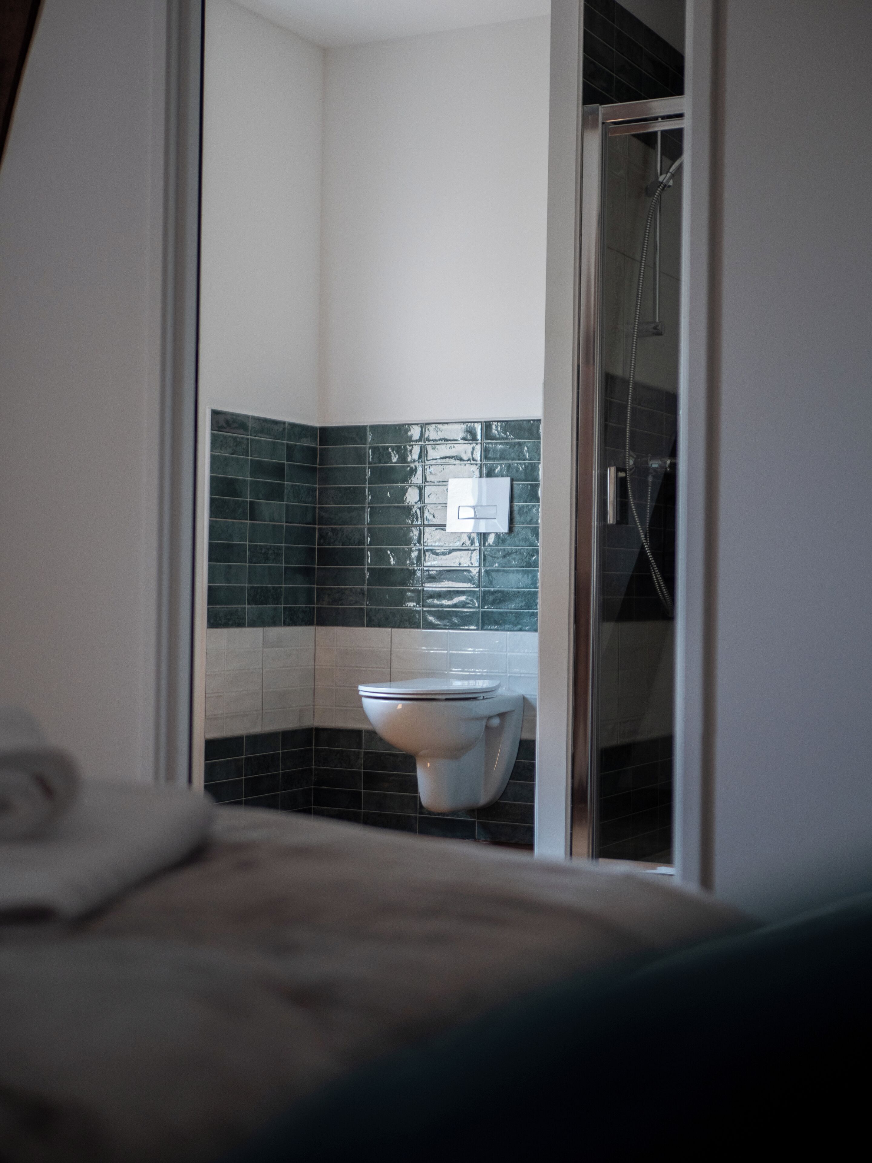 Een douche, een haardroger, handdoeken, toiletpapier