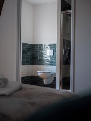 Een douche, een haardroger, handdoeken, toiletpapier