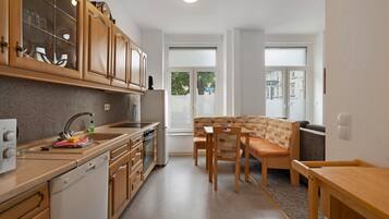 Een koelkast, een magnetron, een oven, een kookplaat