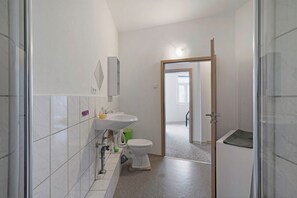Shower, towels - Apartment 'World Heritage City Freiberg 1' with Wi-Fi (Freiberg)