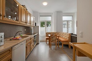 Fridge, microwave, oven, stovetop - Apartment 'World Heritage City Freiberg 1' with Wi-Fi (Freiberg)