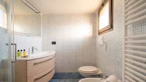 Shower, bidet, shampoo