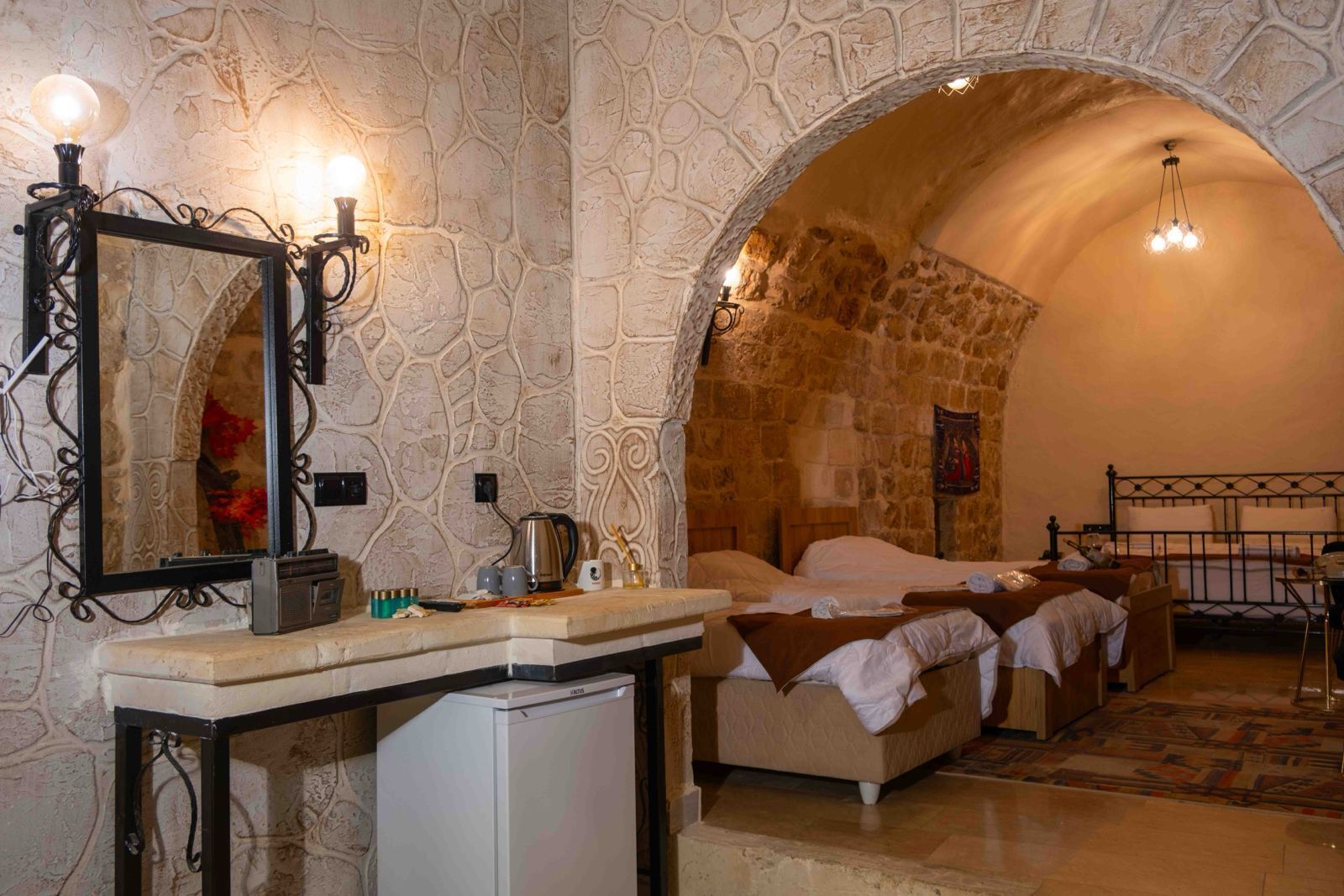 Habitación cuádruple clásica | Escritorio, espacio para trabajar con laptop y cortinas blackout 