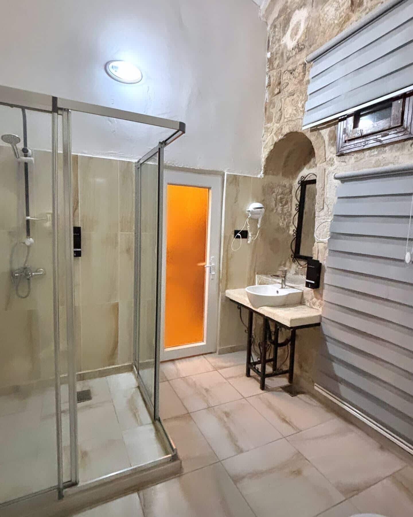 シャワー、ヘアドライヤー、スリッパ、タオル