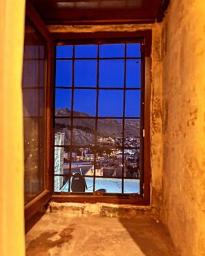 Bureau, espace de travail pour ordinateur portable, rideaux occultants