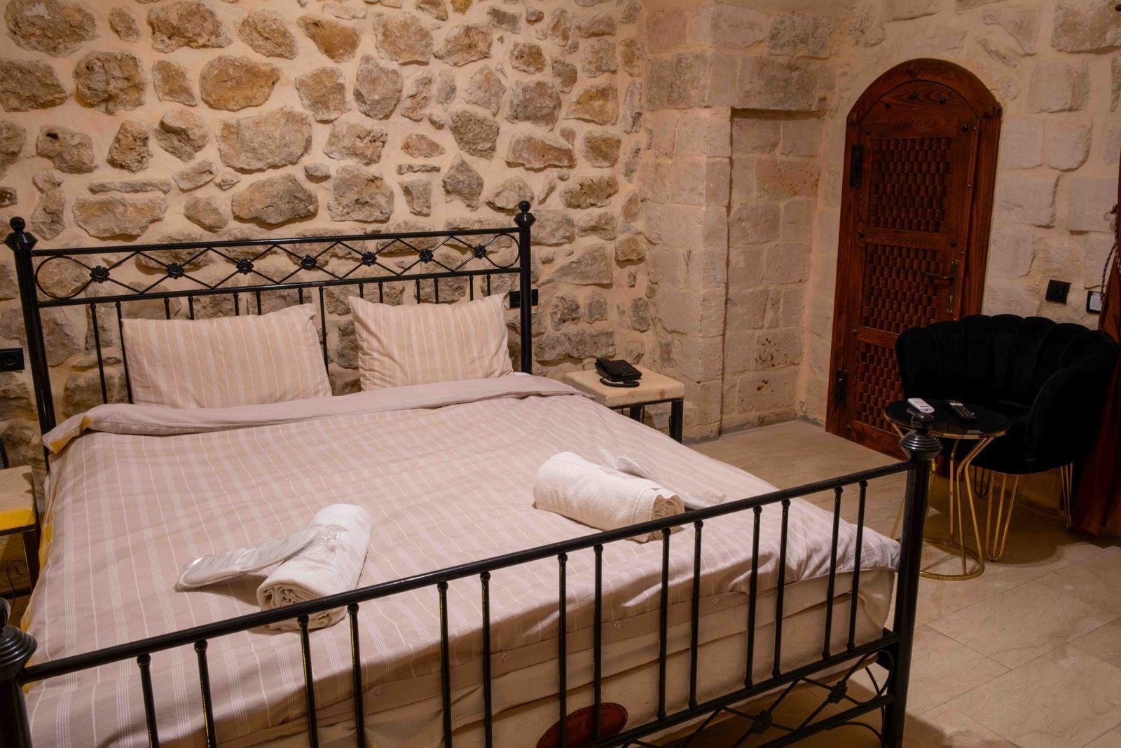 Habitación empresarial doble | Escritorio, espacio para trabajar con laptop y cortinas blackout 