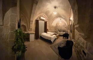 Escritorio, espacio para trabajar con laptop y cortinas blackout 