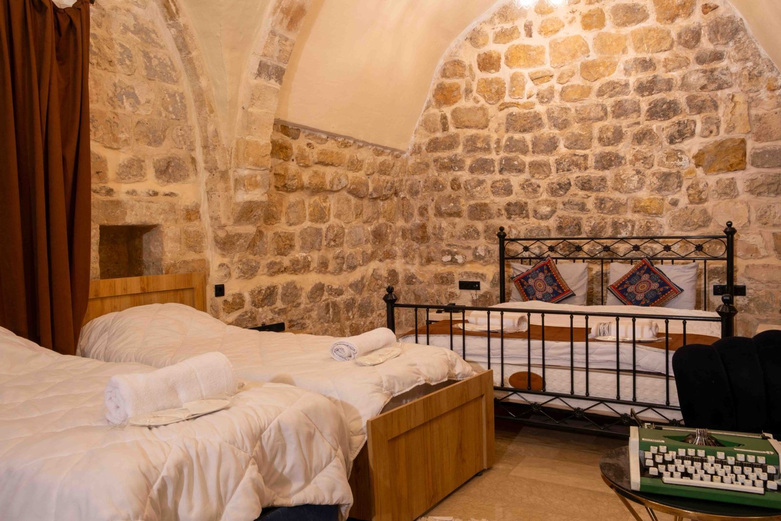 Habitación cuádruple clásica | Escritorio, espacio para trabajar con laptop y cortinas blackout 