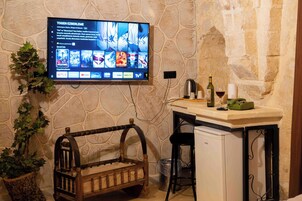 Escritorio, espacio para trabajar con laptop y cortinas blackout 