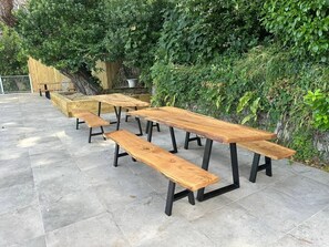 Outdoor dining - Harbour Lookout - 2-Bed Sea View Apartment at Tors Park with Terrace overlooking the Bay (Lynmouth)