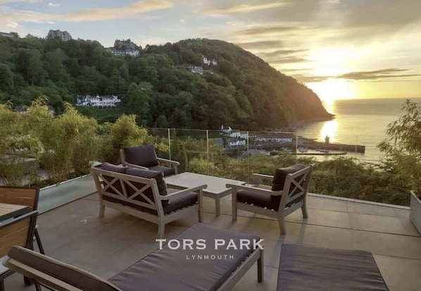 Terrace/patio - Harbour Lookout - 2-Bed Sea View Apartment at Tors Park with Terrace overlooking the Bay (Lynmouth)