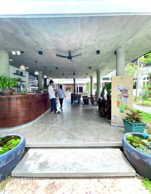 ฝ่ายต้อนรับ
