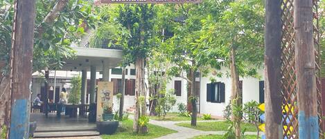 Vista frontal de la propiedad