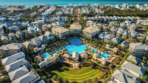 Vista aérea de una zona residencial costera con una piscina central rodeada de casas.