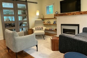 Smart TV, fireplace, books, music library