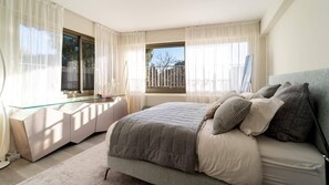 4 bedrooms, iron/ironing board, travel cot, free WiFi